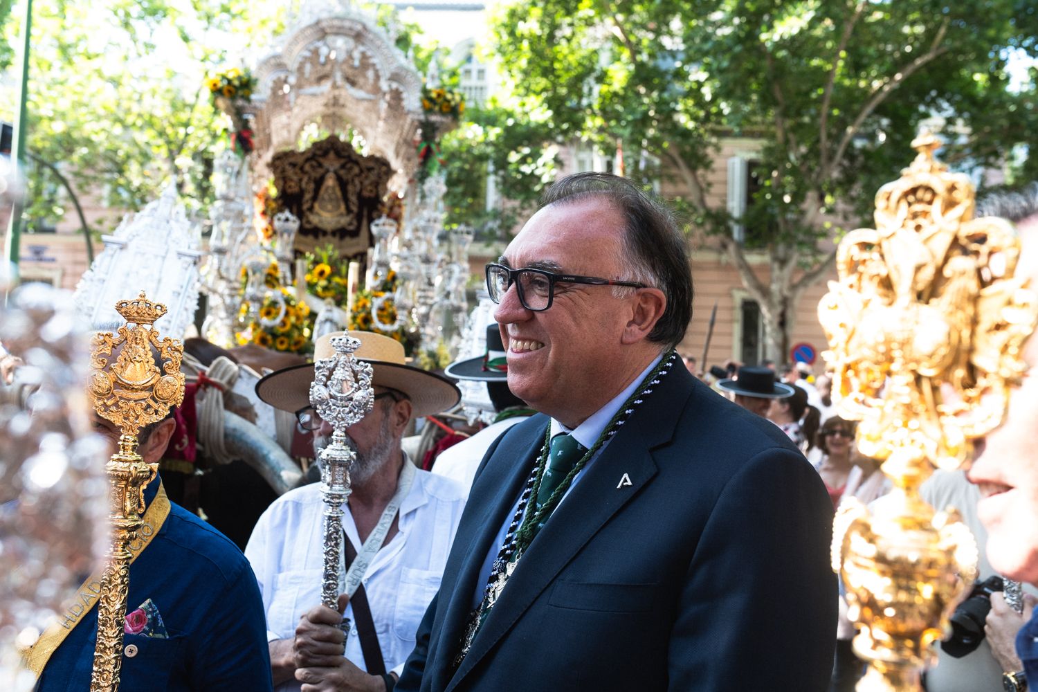 El consejero de turismo, Arturo Bernal, ante el simpecado de Sevilla Sur.