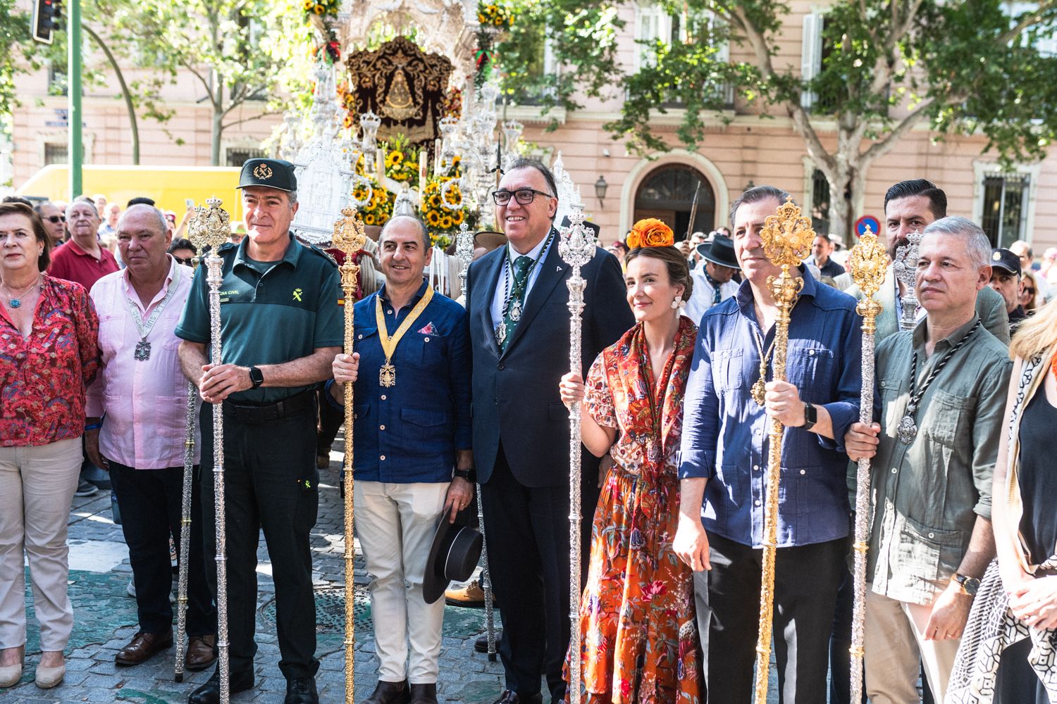 Arturo Bernal, consejero de Turismo de la Junta de Andalucía, juntos a miembros de la corporación municipal, y miembros de la  Hermandad Sevilla Sur.