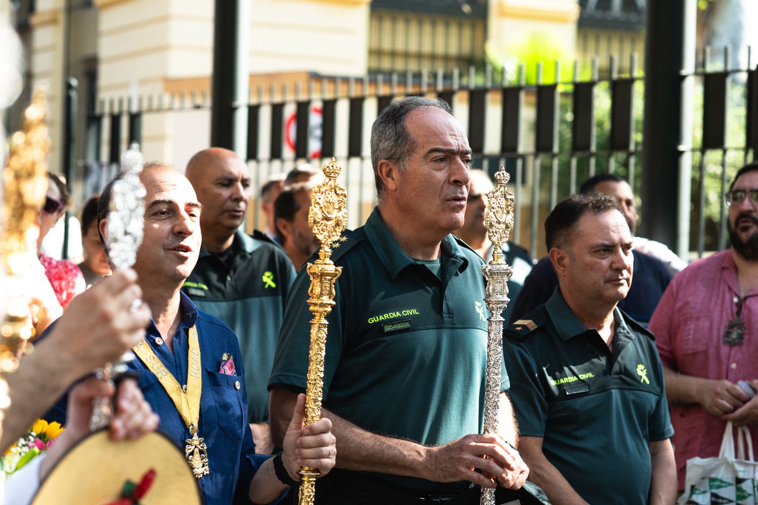Agentes de la Guardia Civil, ante el simpecado de Sevilla Sur.