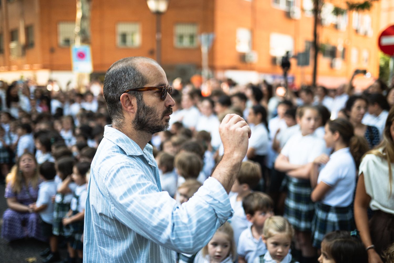 El director del coro de niños del Colegio Montaigne, en un momento del cante de la salve rociera.