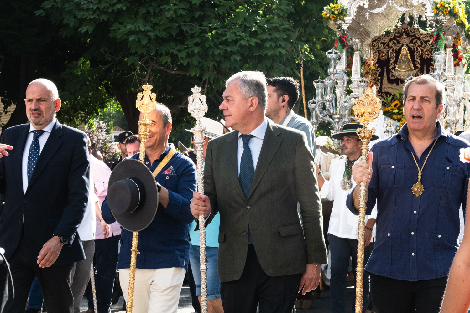 El alcalde de Sevilla, y otros miembros de la corporación municipal, en la salida de Sevilla Sur.