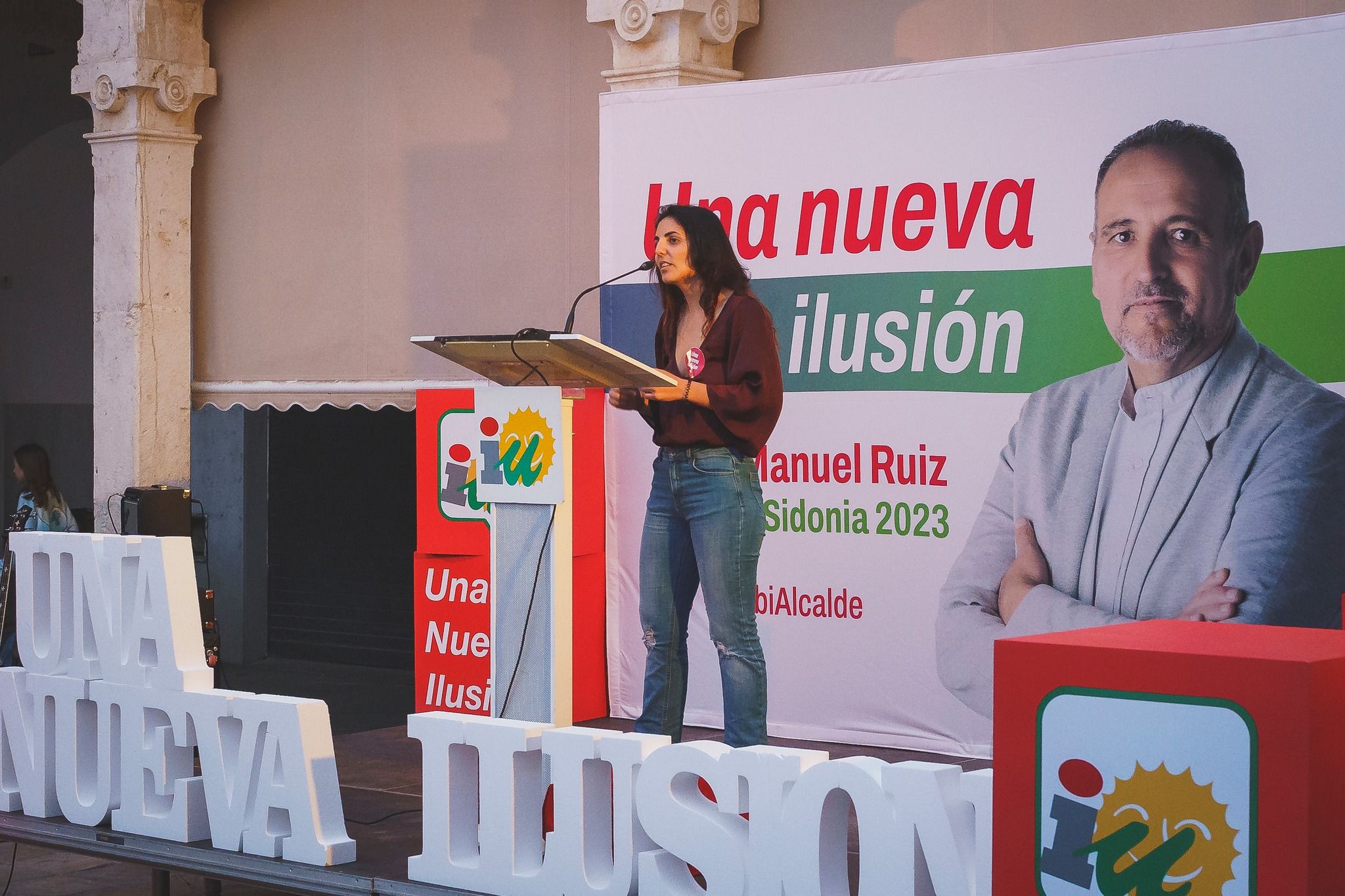 Maribel Gautier interviene en la pasada campaña de las municipales de 2023, elecciones tras las que José Manuel Ruiz Alvarado se convirtió en alcalde.