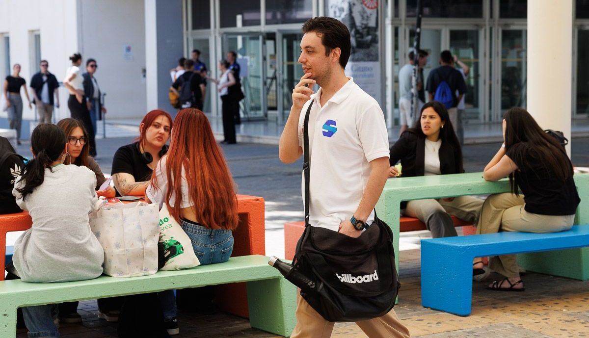 El enfermero recorre las instalaciones de la UCA.