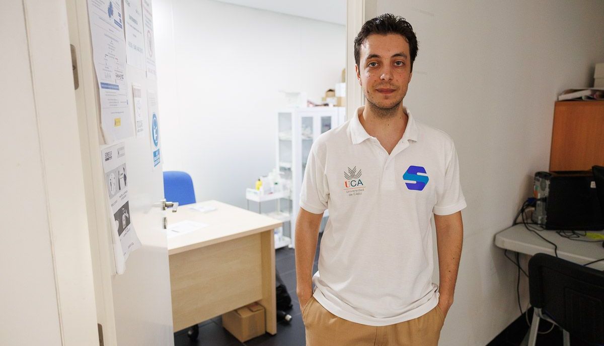 Nacho es uno de los enfermeros que atienden a los estudiantes.