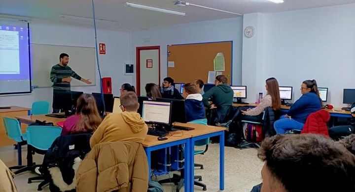 Una clase del ciclo superior de FP que se quiere eliminar en el IES Andrés Benítez.
