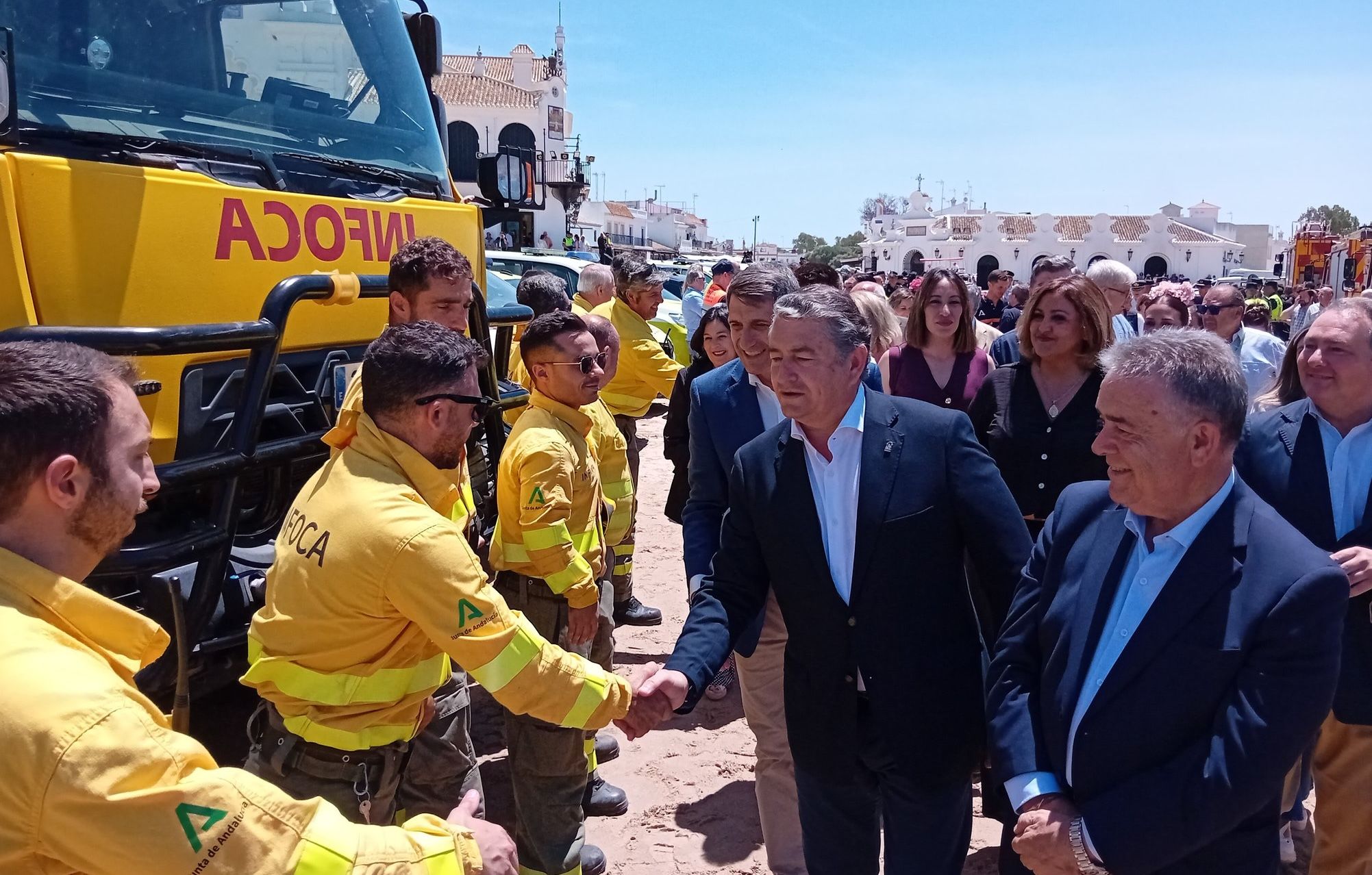 El consejero de Presidencia de la Junta, Antonio Sanz, saluda a efectivos del Plan Infoca, en El Rocío.
