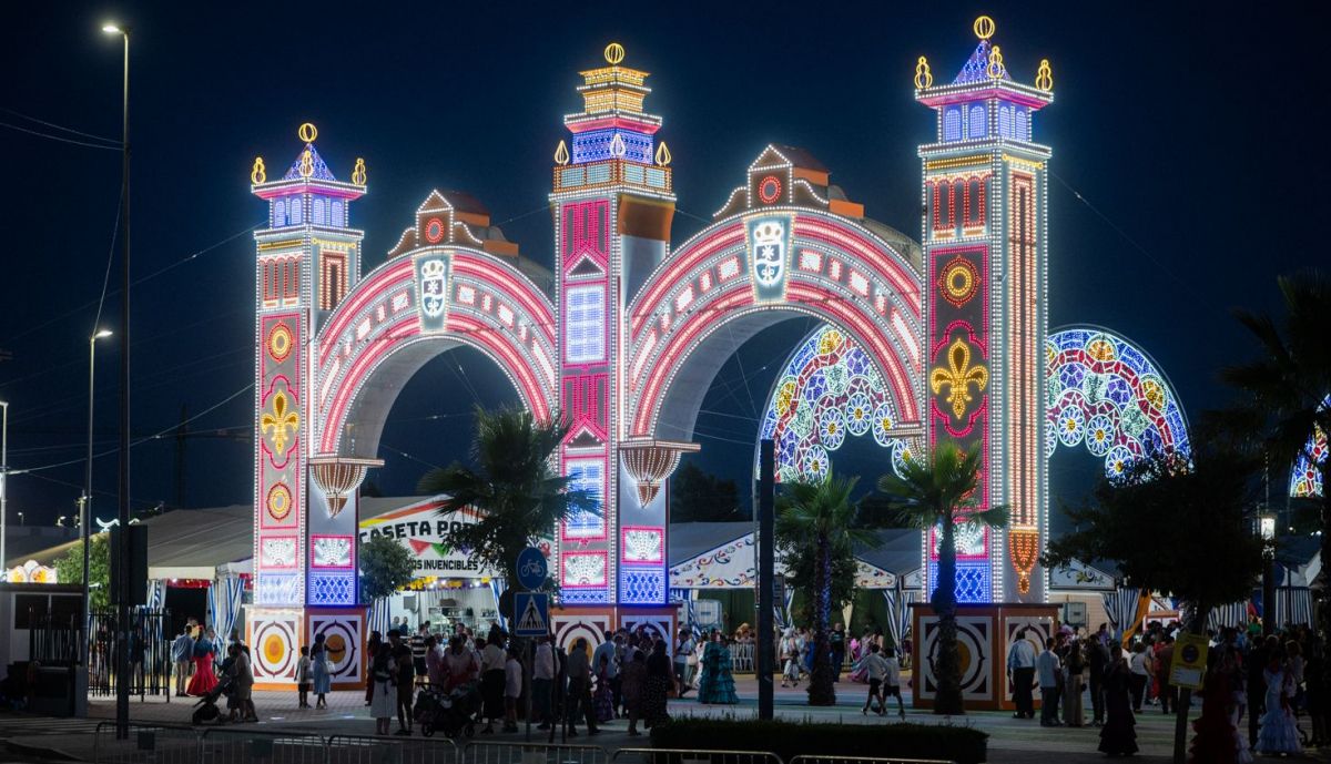 La portada de la feria, iluminada.