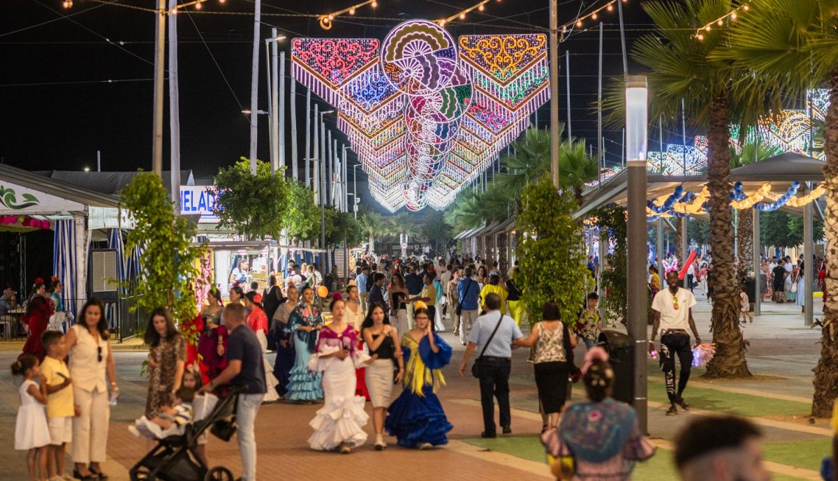 Ambiente nocturno en la Feria de La Rinconada.