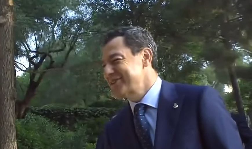 La evidente hinchazón en el ojo de Juanma Moreno.