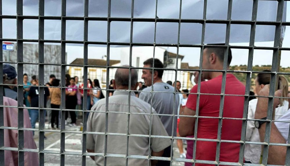 Otra imagen de la concentración llevada a cabo en el instituto de Alcalá del Valle.