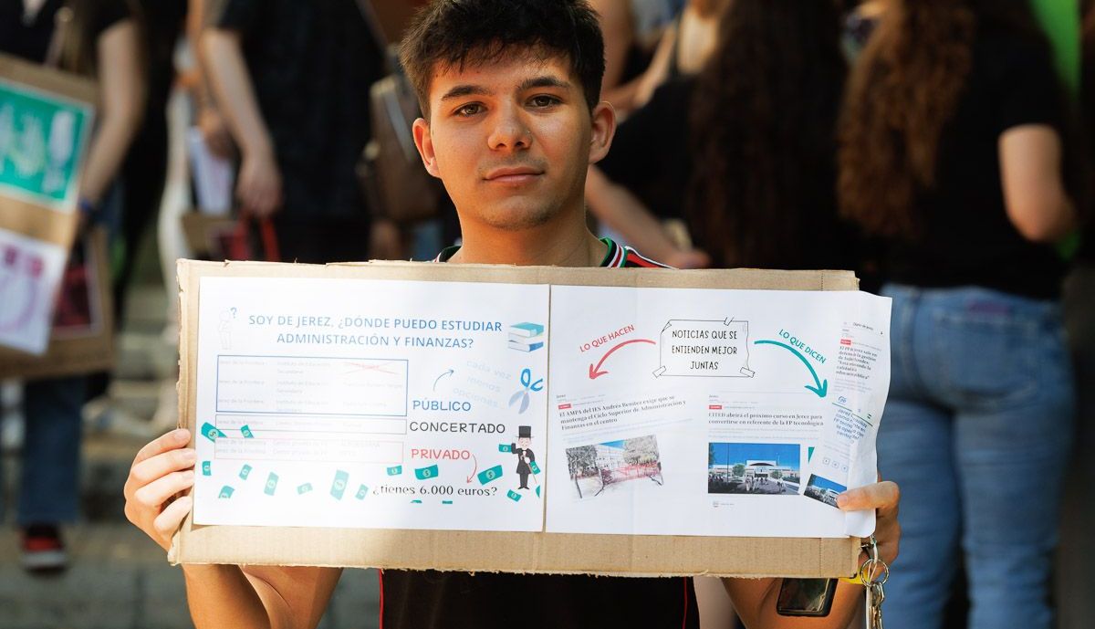 Andres benitez protesta Administracion y finanzas 21