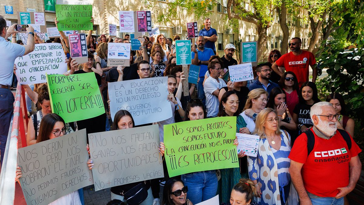 Protesta ante el Andrés Benítez, el pasado viernes, por el 'tijeretazo' de la Junta al ciclo de FP.