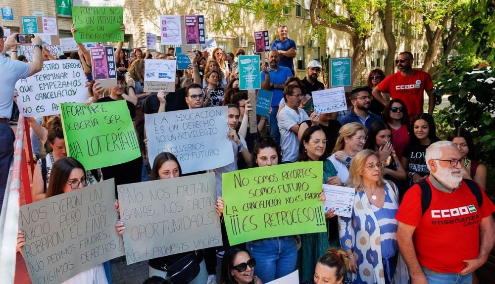 Protesta ante el Andrés Benítez, el pasado viernes, por el 'tijeretazo' de la Junta al ciclo de FP.