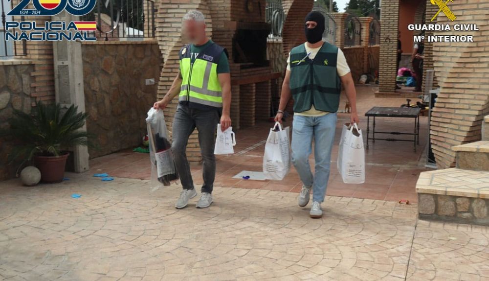 Registros de la Guardia Civil en una de las viviendas de la 'narco-familia' de Chiclana.