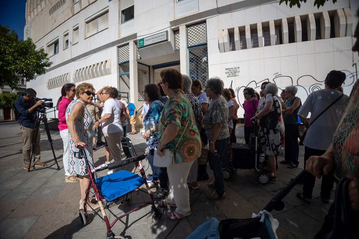 Los mayores del centro de participación activa Jerez I Las Angustias piden aire acondicionado. Los mayores del centro de participación activa Jerez I Las Angustias piden aire acondicionado.