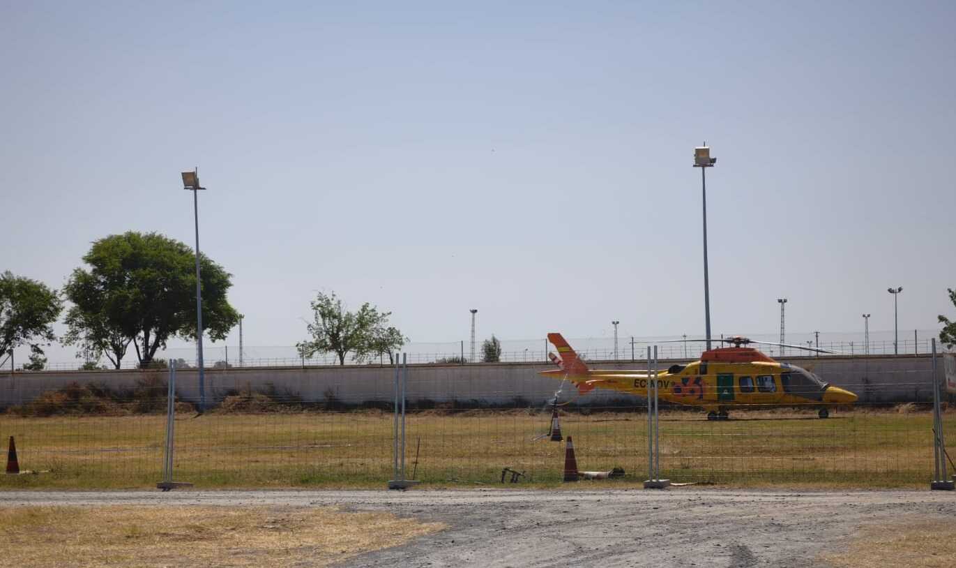 El helicóptero de Jerez, en El Rocío a primera hora de la tarde del viernes.