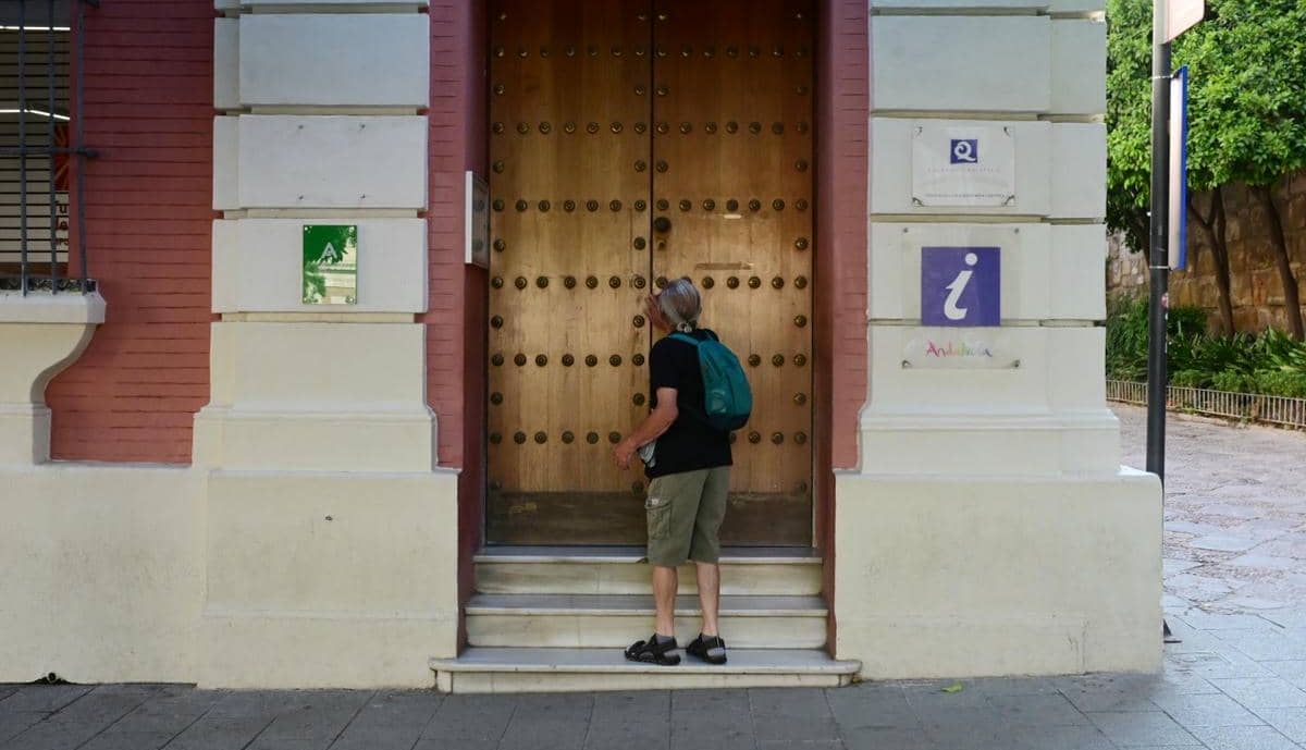Un turista, a las puertas de la oficina.
