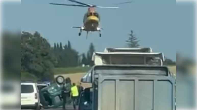 Una imagen del accidente de tráfico y del helicóptero desplazado hasta la zona.   JEREZTV