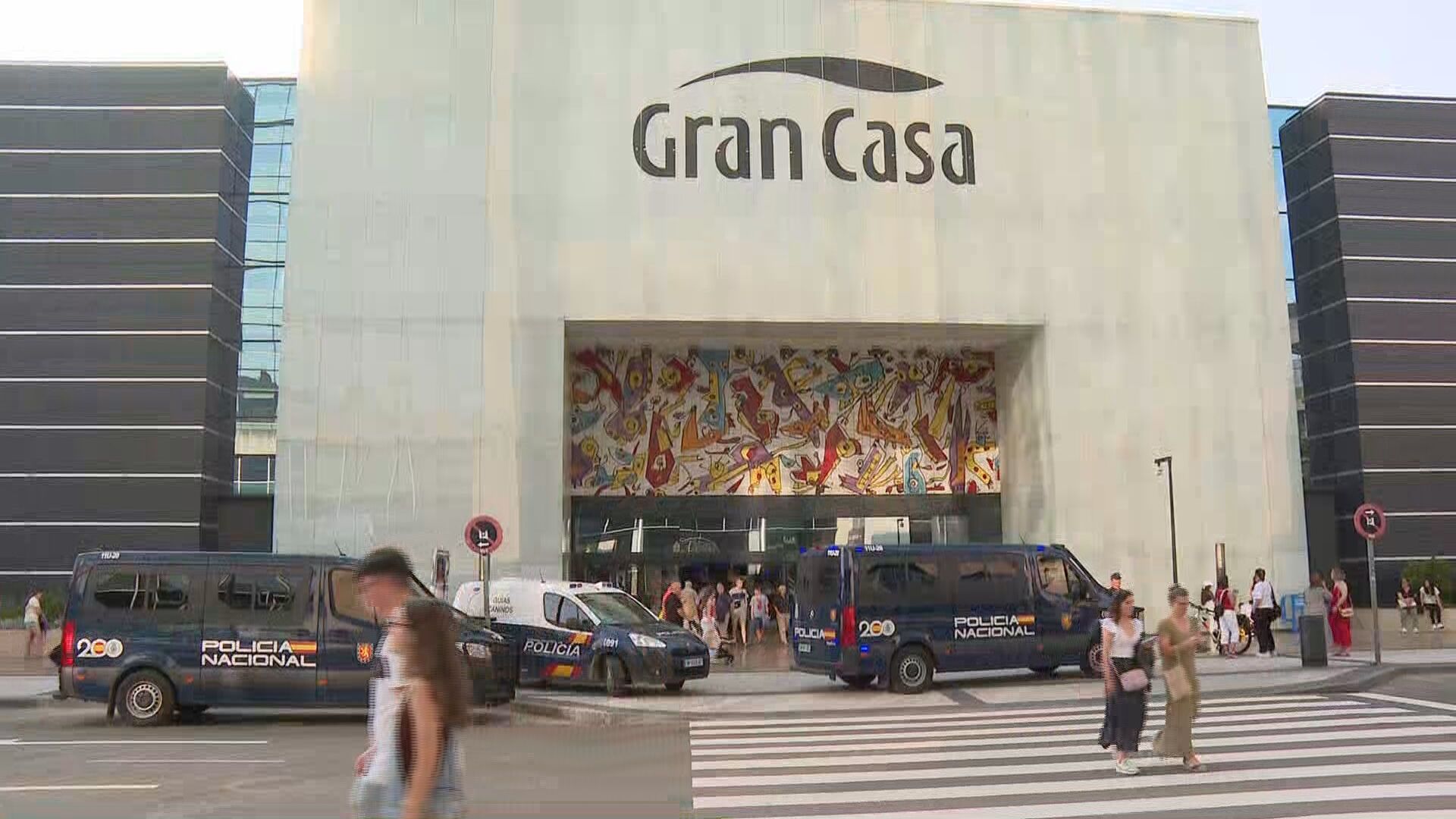 Intervención policial en Gran Casa, en la tarde de este pasado viernes en Zaragoza, tras sembrar el pánico un menor con un arma simulada. 