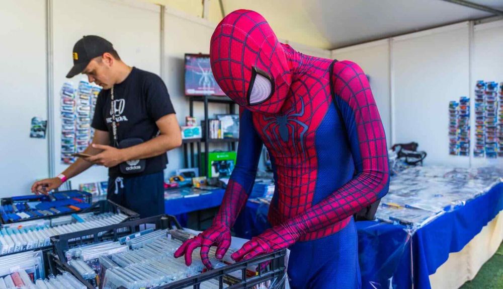 Un joven ataviado de Spider-Man rebusca entre los videojuegos de un estand del Manga World San Fernando, este sábado.