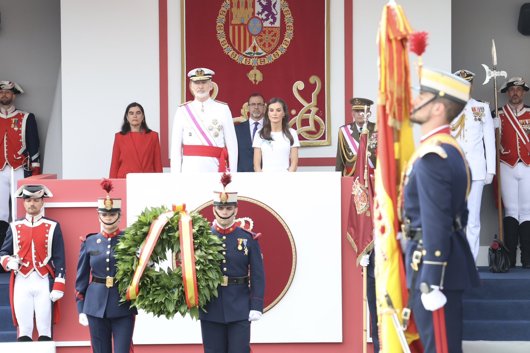 Los reyes de España, Felipe VI y Letizia, presiden el desfile por el Día de las Fuerzas Armadas, en Tenerife este sábado.