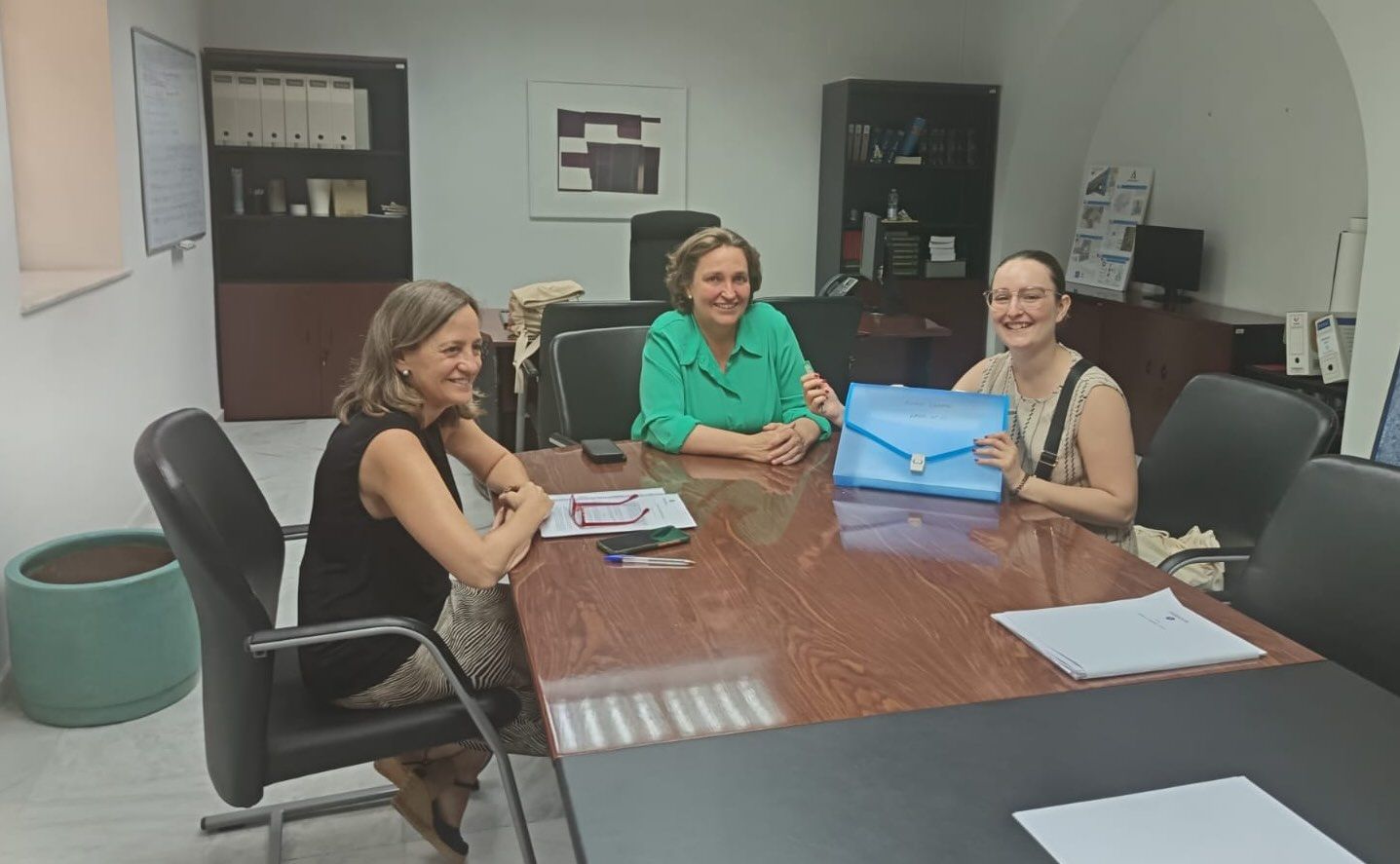 La joven Ana Beatriz Ortega tras recibir las llaves del local de Emuvijesa a manos de la delegada de Urbanismo, Belén de la Cuadra.
