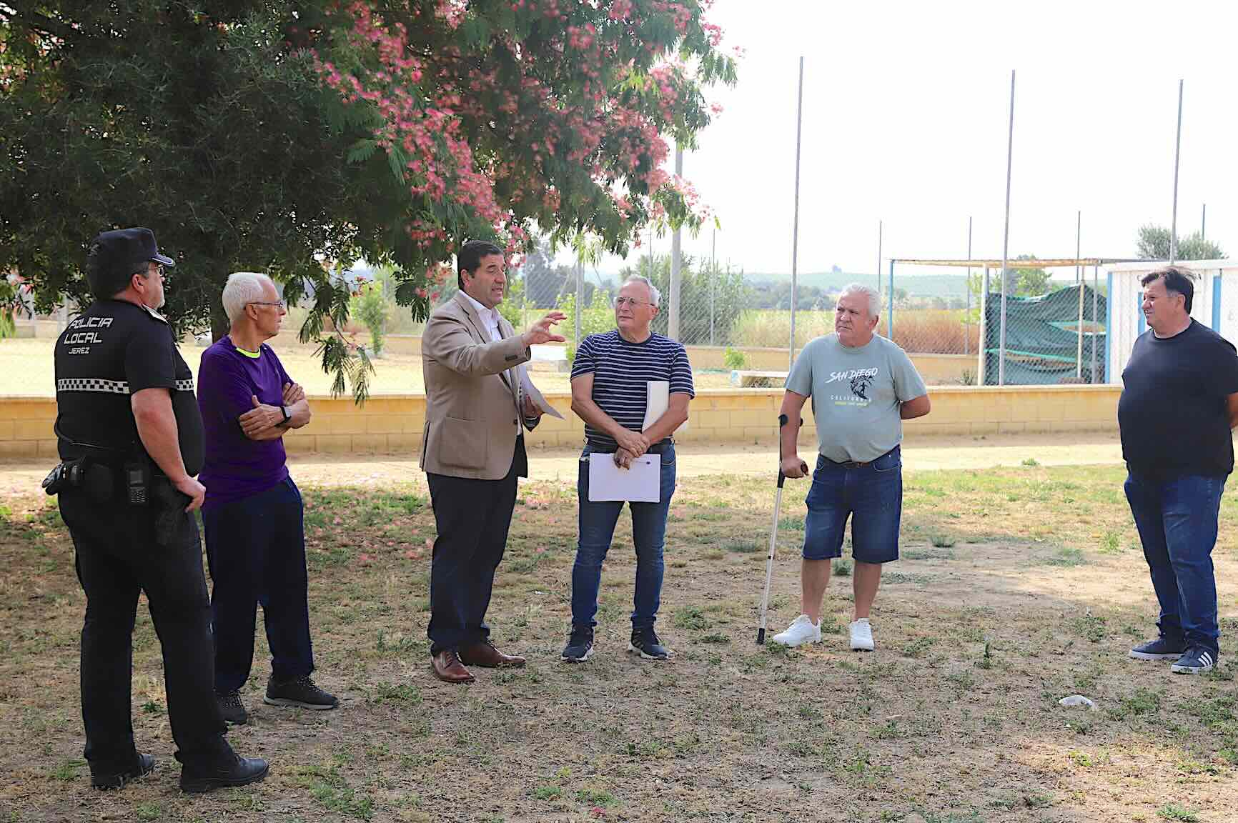 El delegado José Ignacio Martínez, reunido con vecinos de La Marquesa.