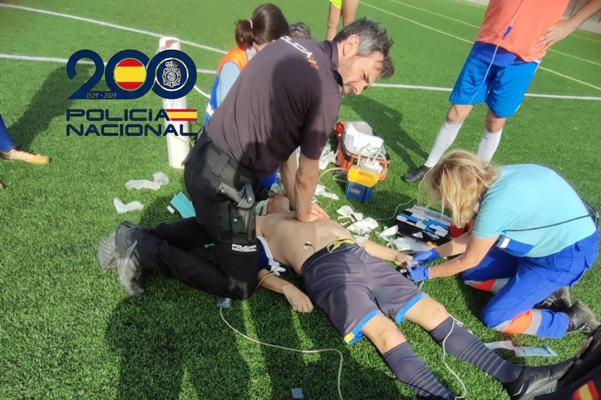 Un policía reanimando al hombre tras sufrir un infarto.