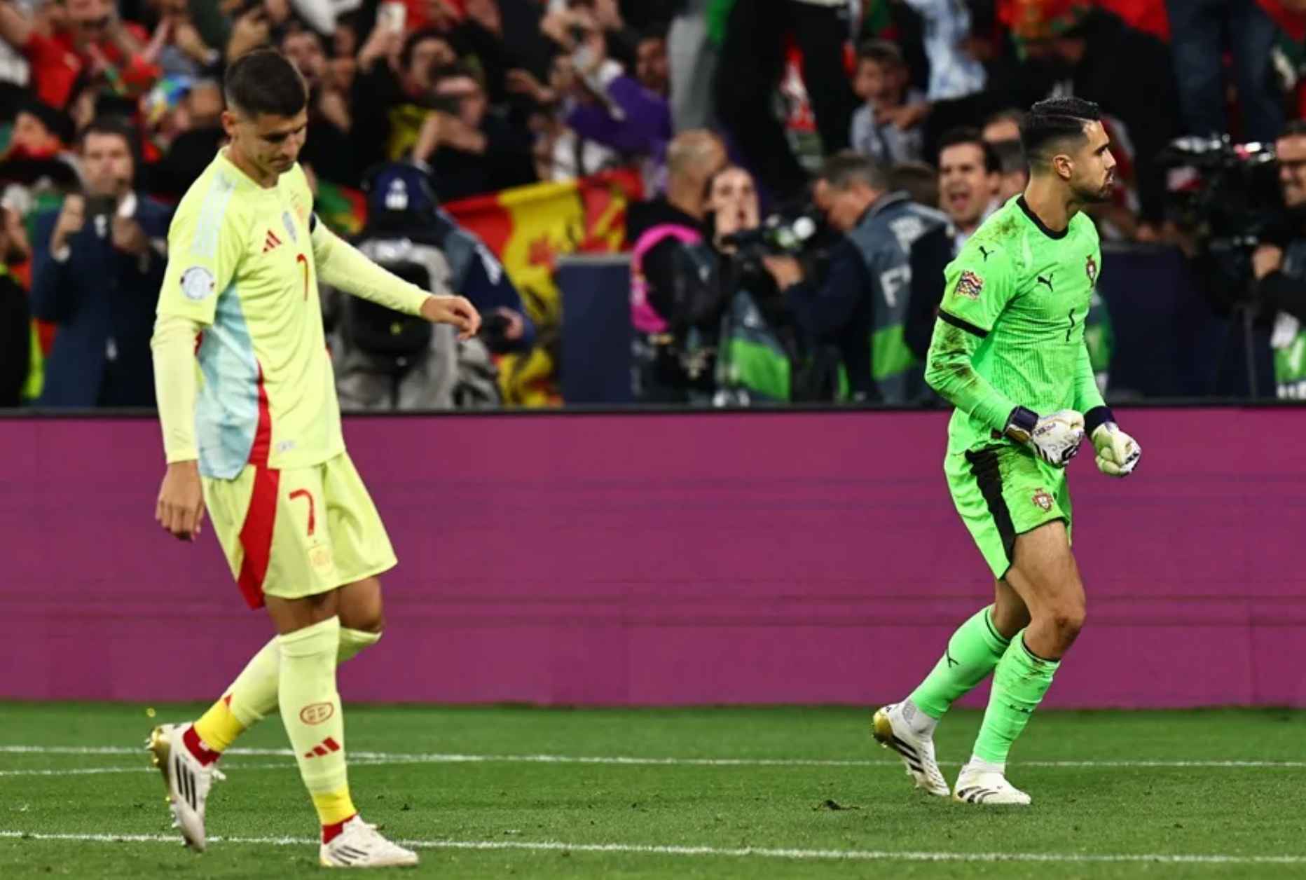 Morata, tras fallar el penalti ante Diogo Costa.   EFE/Anna Szilagyi