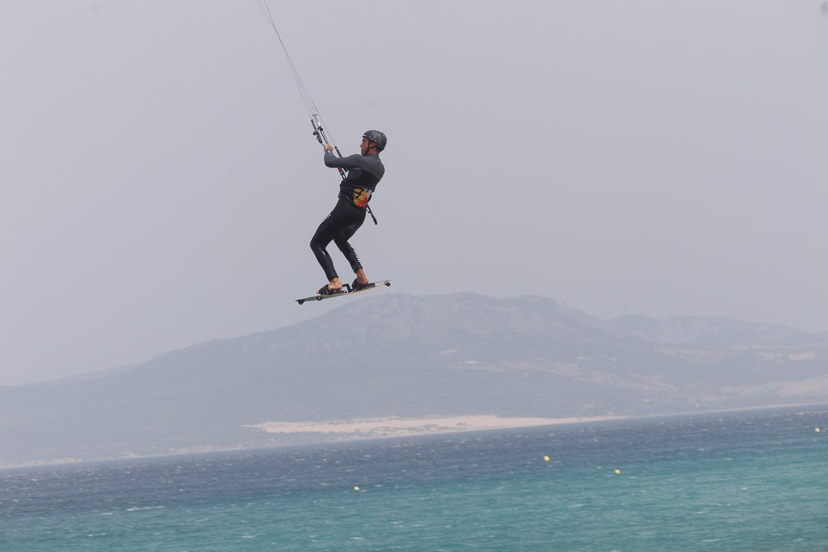 Una persona practicando kite surf en la provincia de Cádiz un día de levante.