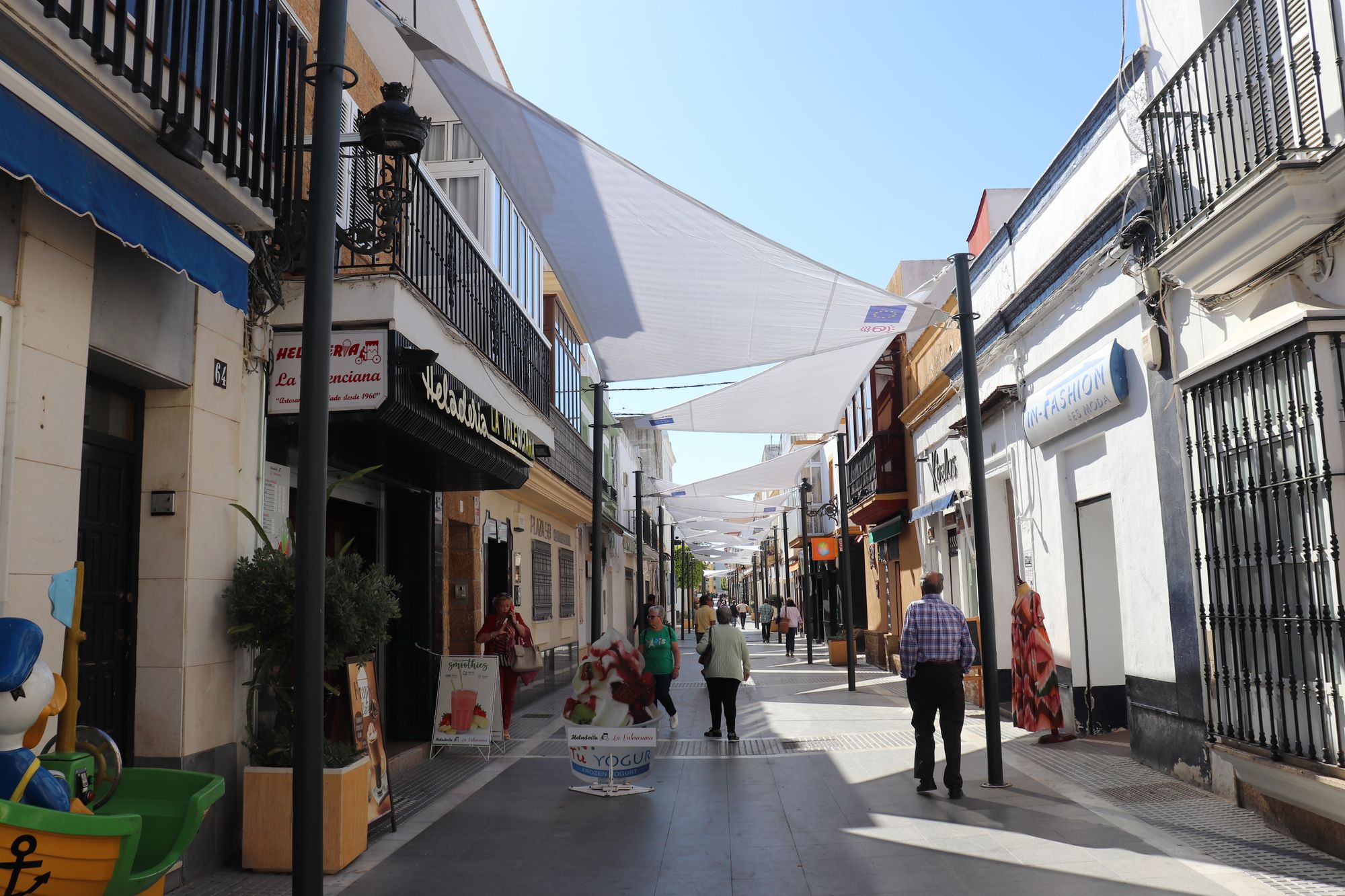 Calle de la Plaza, una de las afectadas por los cortes de luz en Puerto Real.