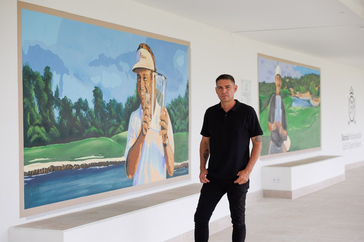 Abraham Castro, delante de una de sus creaciones sobre el mundo del golf.