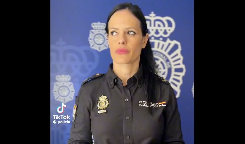 Una agente de la Policía Nacional en el vídeo subido a redes sociales desmintiendo el bulo de los secuestros de niños.