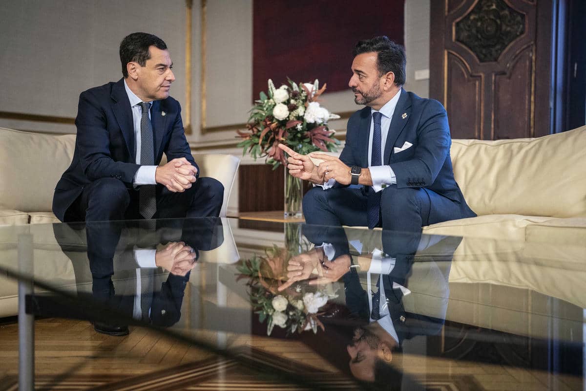 Juanma Moreno y Manuel Alejandro Cardenete, presidente de la Cámara de Cuentas y exconsejero de la Junta, en una reunión meses atrás. Juanma Moreno y Manuel Alejandro Cardenete, presidente de la Cámara de Cuentas y exconsejero de la Junta, en una reunión meses atrás.