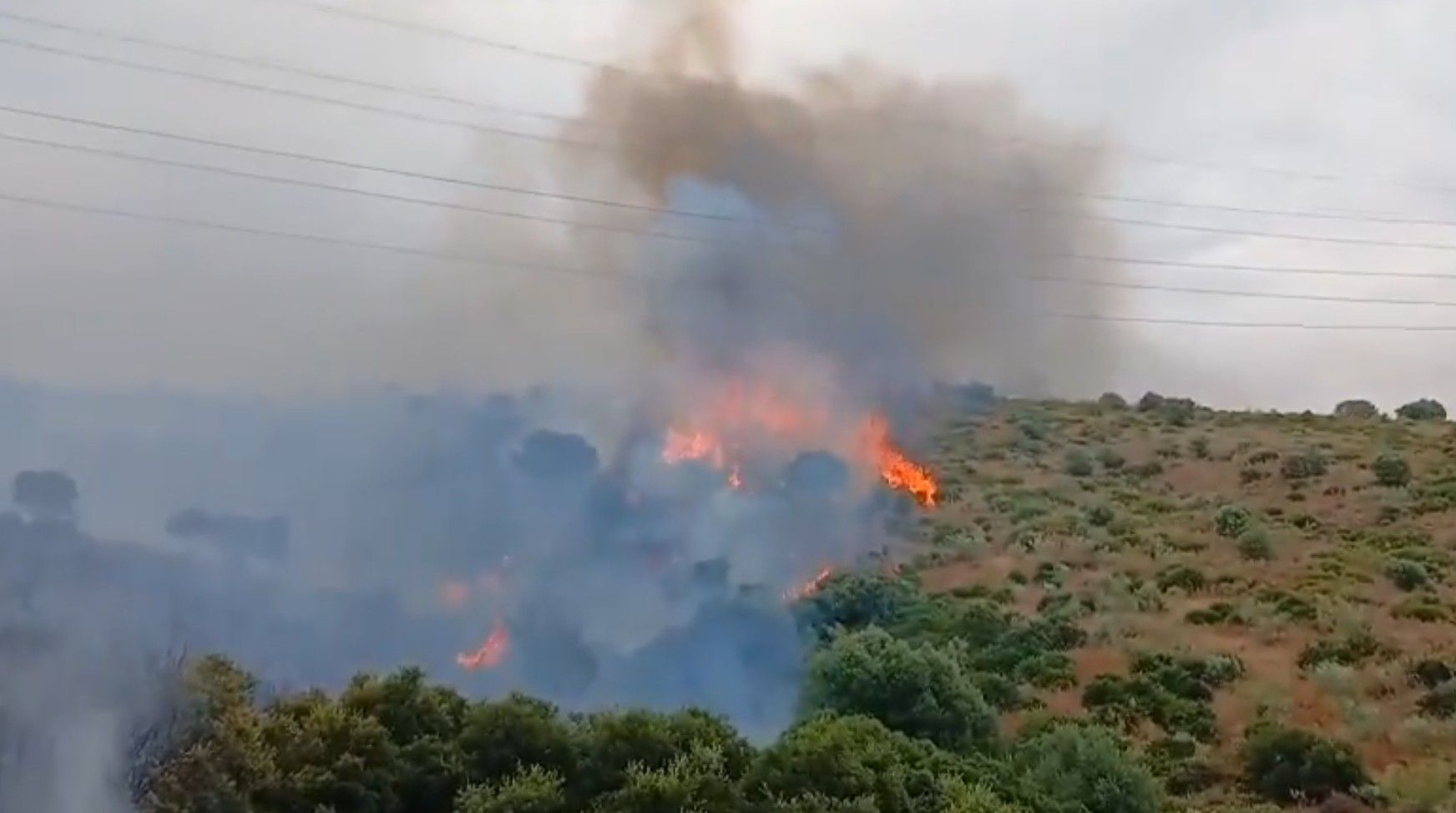 El incendio de Burguillos, en Sevilla, durante la tarde de este martes.