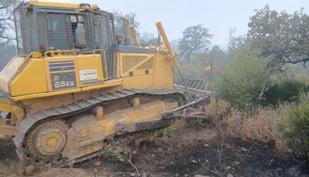 Maquinaria frente al incendio.