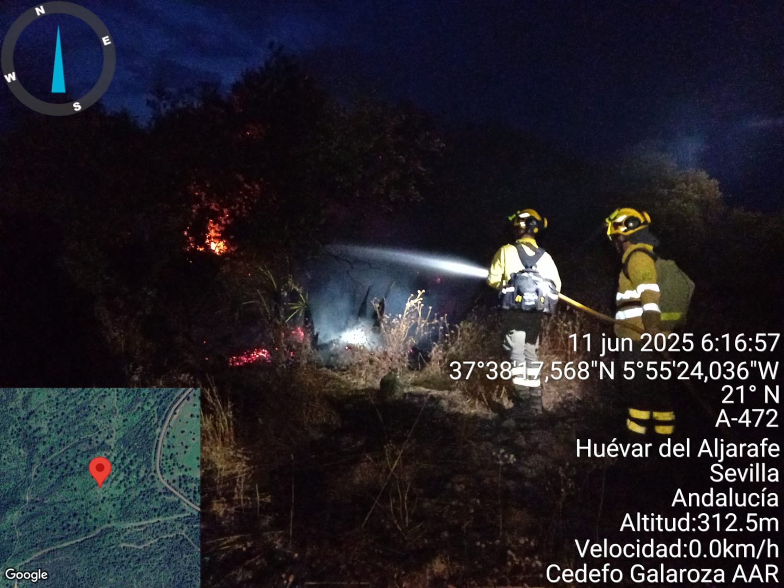 Los bomberos trabajando durante la noche.
