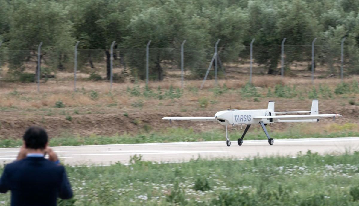 Uno de los drones, emprendiendo el vuelo