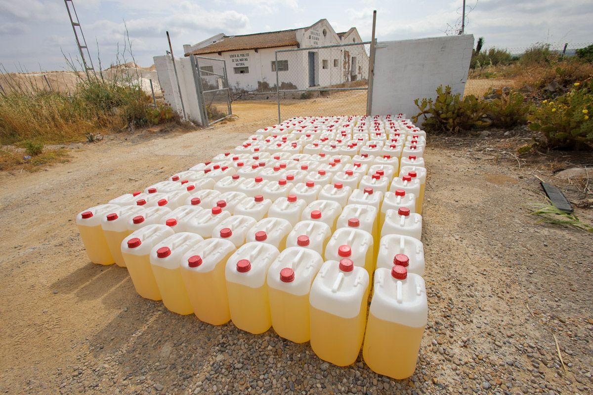 Petacas de combustible para el narcotráfico incautadas en el Barrio Jarana, en Puerto Real.