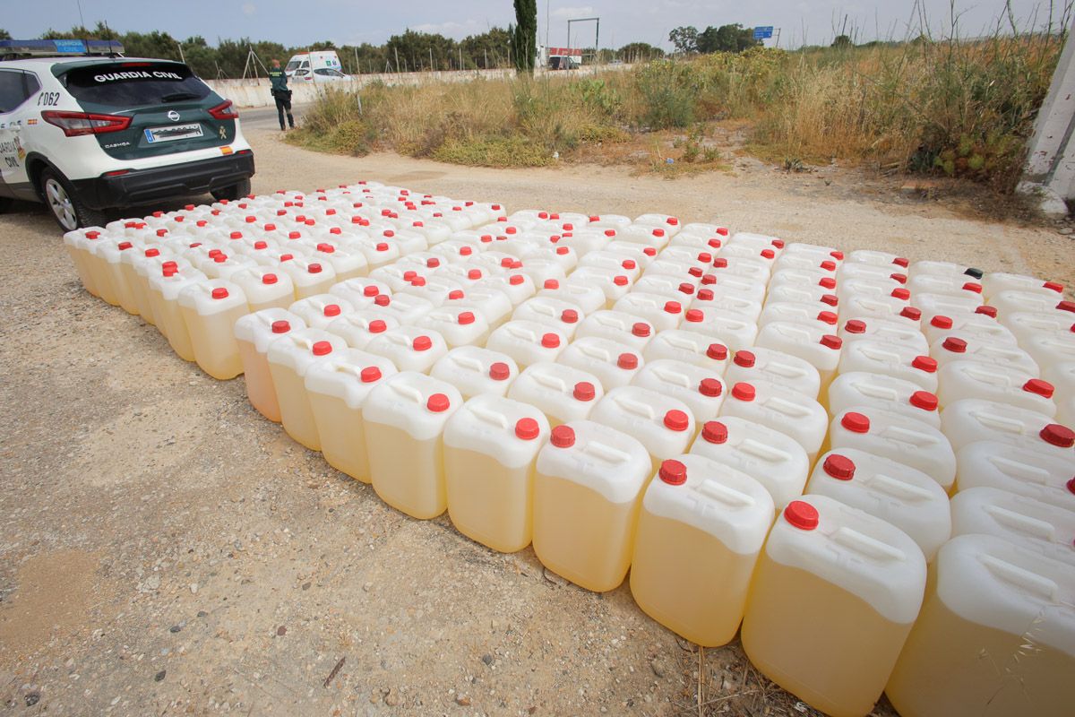 Decenas de garrafas de combustible incautadas por la Guardia Civil.