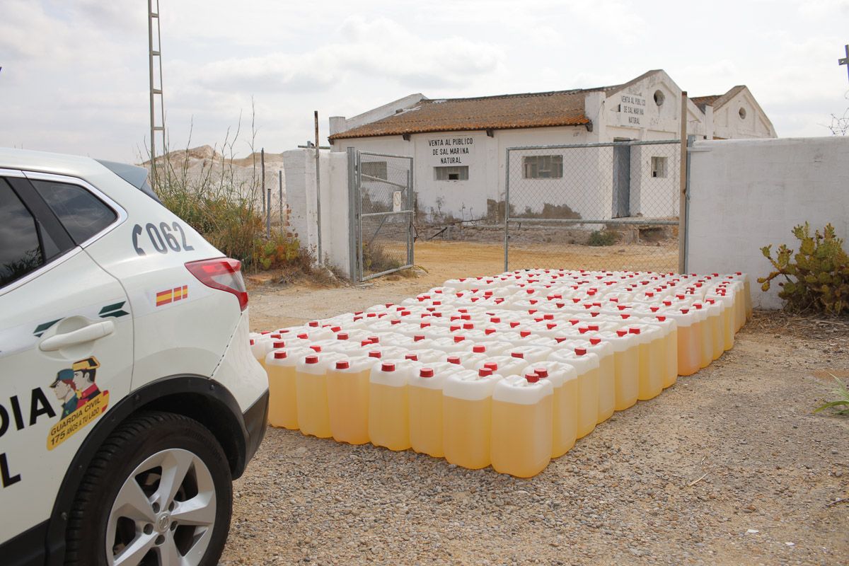 Petacas de gasolina incautadas por la Guardia Civil.