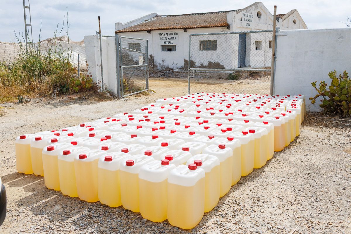 Litros de gasolina para el narco en el barrio Jarana.