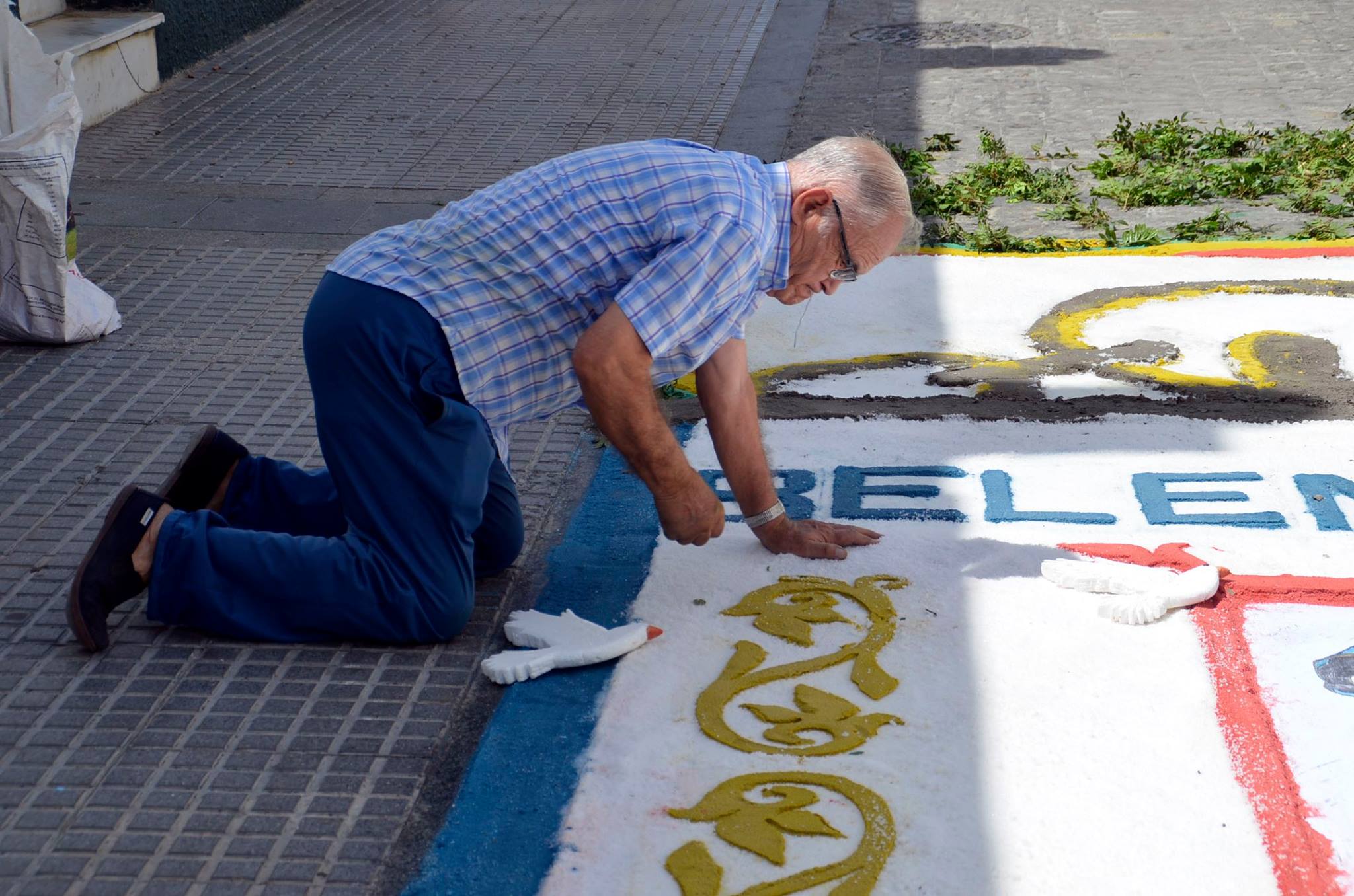 Preparación del Corpus en San Fernando en una edición pasada con la creación de las alfombras de sal.