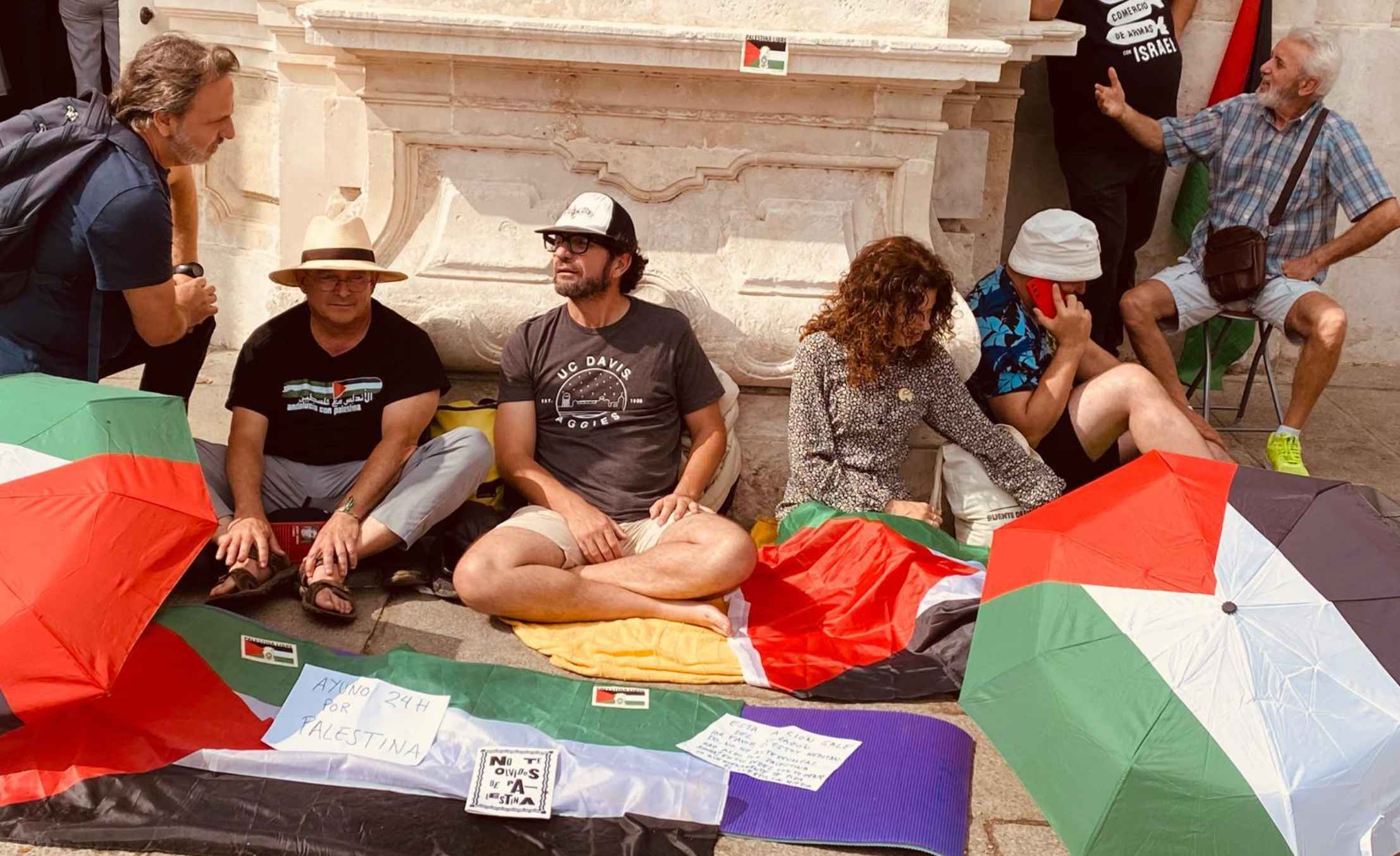 Jesús Castillo, en el centro de la imagen, con gorra, durante su ayuno solidario por Palestina.