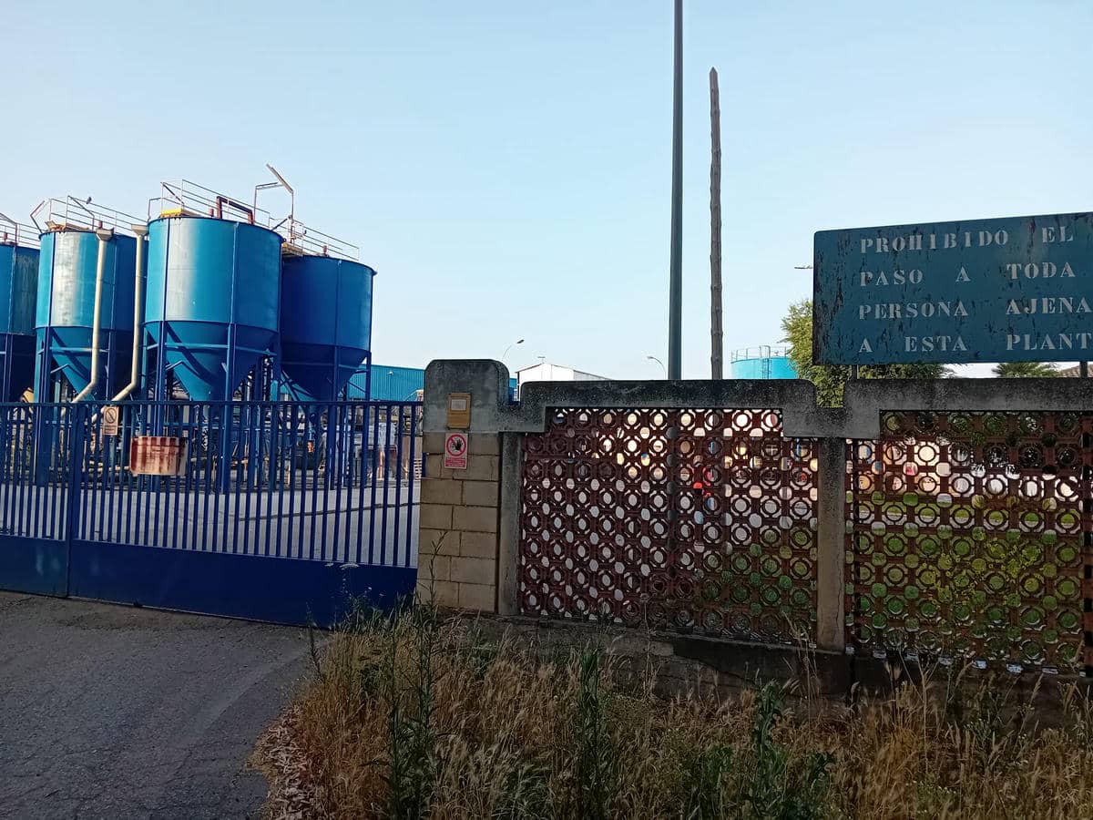 El exterior de la planta de reciclaje, en Los Palacios.