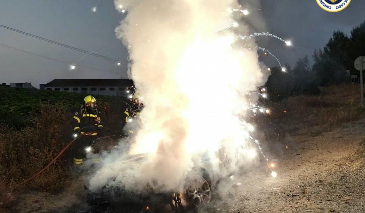El fuego con chispas del coche en Jerez.