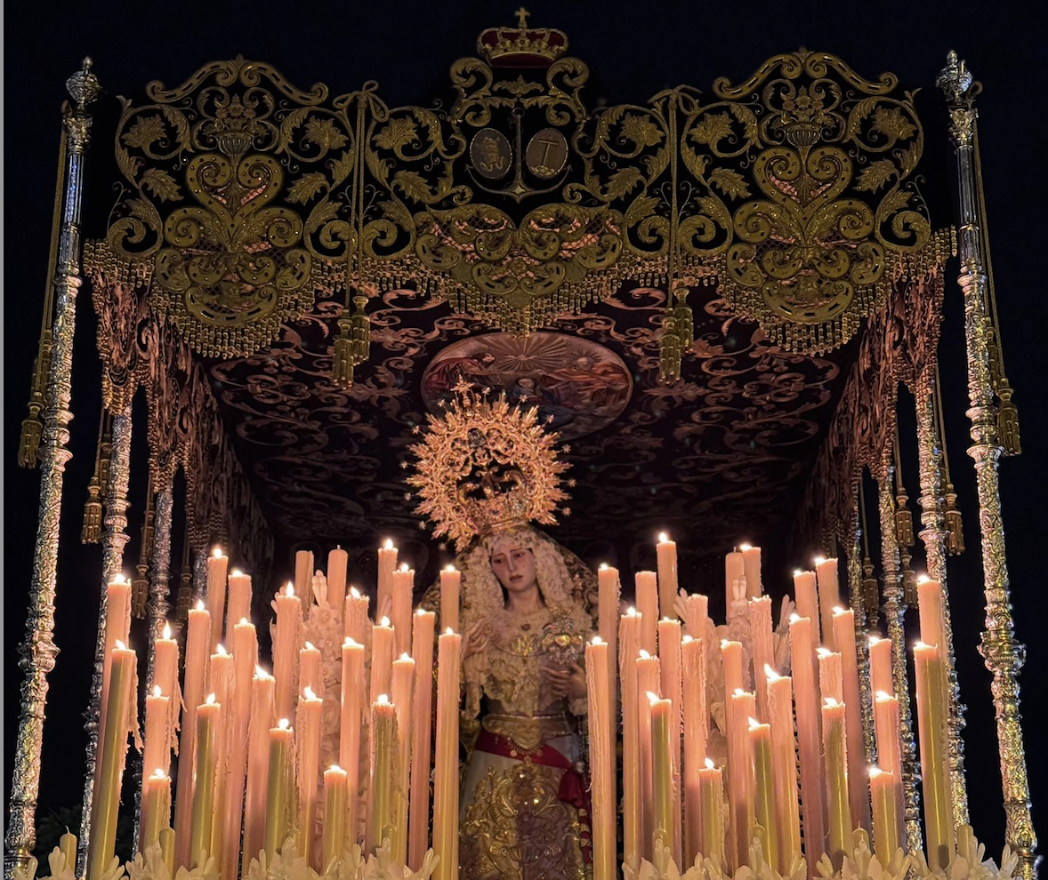 La Virgen del Amparo en la Magna bajo el palio del Mayor Dolor de Ayamonte. 