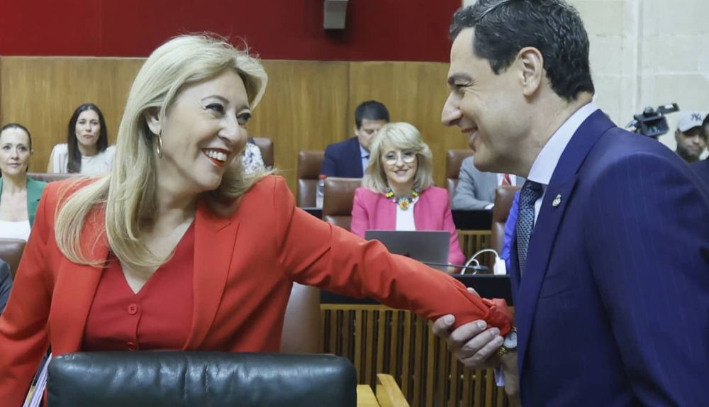 Moreno, con la portavoz de la Junta, Carolina España.