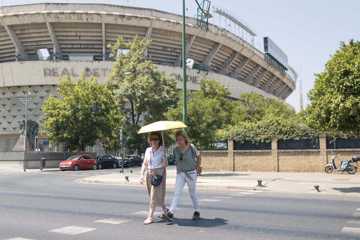 Dos mujeres se refugian del calor en Sevilla, en una imagen reciente.