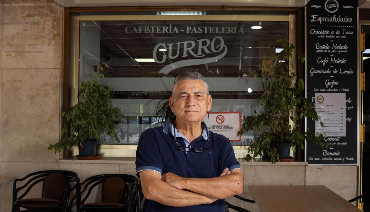 José Manuel Gómez, Curro, delante de su negocio, la Pastelería Cafetería Curro, ya cerrado.